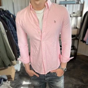 Ralph lauren skjorta - Mycket fint skick, inga defekter. Nypris ca 1500kr. Passar dig som är 170-180cm ungefär. Storlek M men sitter som S. Modellen är 185 cm, 75 kg. Alltid billigare pris vid köp av flera varor‼️🙌Svarar alltid på frågor eller funderingar! 