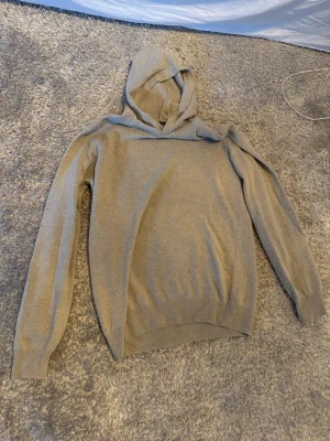 Beige kashmirhoodie från Oscar Jacobson - Snygg beige hoodie från Oscar Jacobson i mjukt kashmir material. Klassisk modell med huva. Perfekt för en clean och stilren look. Har du några frågor? Släng iväg ett dm!