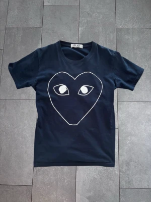 CDG T-shirt - Sommrig Comme Des Garcons Play t shirt - Storlek S - Skick 9/10 - hör av dig vid minsta fundering!
