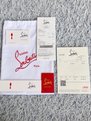 Mörkblå Christian Louboutin sneakers - Snygga mörkblå sneakers från Christian Louboutin i mocka med klassisk röd sula och svarta skosnören. Skorna har låg profil och ikonisk design som sticker ut. Perfekta för dig som vill ha något exklusivt och trendigt i garderoben.
