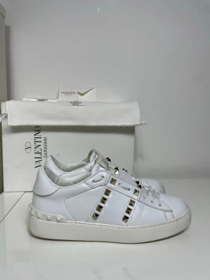 Valentino Rockstud Skor  - Säljer nu dessa Valentino Rockstud Skor med ett nypris på 7 700 kr!, skriv för fler bilder/frågor🙌🏼 