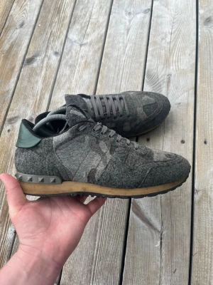 Valentino rockrunners - Tja! Säljer nu mina rockrunners! Strl 42 och är i super bra sick såklart äkta, skriv till mig vid frågor osv🤩