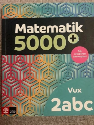 Matematik 5000+ Vux 2abc - Matematik 5000+ Vux 2abc är en kursbok i matematik för vuxenutbildning. Omslaget har ett färgglatt geometriskt mönster i blått, rött, gult och grönt. Boken är tryckt och har mjukt omslag. Perfekt för dig som pluggar matte på gymnasienivå.