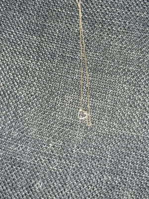 Guldhalsband med hjärthänge - Snyggt och enkelt halsband i riktig  men den är bara färgad med 24 karats guld inte guld inuti med ett litet hjärta som hänge. Kedjan är tunn och smidig, perfekt för dig som gillar minimalistiska smycken. Hjärtat har en öppen design.