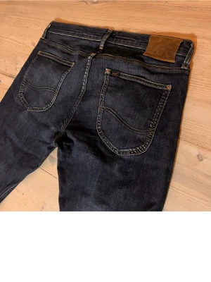Mörkblå slim fit lee Jeans - Snygga mörkblå slim fit jeans som aldrig e använda  från lee storlek w33 l34 PRIS DISKUTERBART