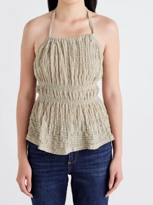 Grön tröja med knytband - Supersöt ljusgrön sommartröja i crinklat tyg med smockdetaljer och knytband i ryggen. Axelbandslös design med volangkant nertill och öppen rygg. Perfekt för sommardagar och enkel att styla med sneakers eller sandaler. Ej använd 