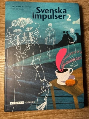 Svenska impulser 2 kursbok - Svenska impulser 2 är en kursbok i svenska för gymnasiet, skriven av Carl-Johan Markstedt och Sven Eriksson. Omslaget är blått med konstnärliga illustrationer i vitt och rosa, samt motiv av personer, en kopp och en fjäderpenna. Perfekt för svenskundervisning.