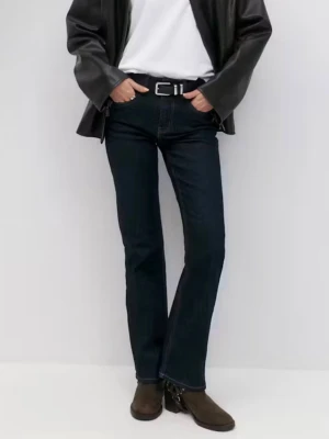 Mörkblå bootcut jeans från Mango - Snygga mörkblå bootcut jeans från Ginatricot med klassisk femficksdesign och normal midja. Jeansen har en lätt utsvängd passform nertill och är perfekta för en trendig och avslappnad look. Det är uppsydda i längden, jag är 161 satt de slutar precis innan golvet med skor på. Dem är aldrig använda 
