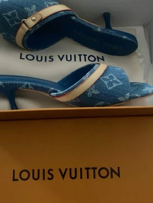 Louis Vuitton denimpumps med monogram - Kommer snart igen!! Går att reservera✨