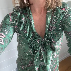 Odd Molly mönstrad blus - Otroligt fin grönmönstrad blus med knytband i halsen och volanger. Köpt här på Plick men passade inte mig. 