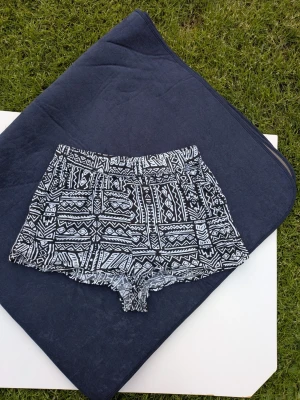 Shorts strl 38 med fickor  kortbyxor - 100% viskos  Inga fläckar eller hål  Sommar