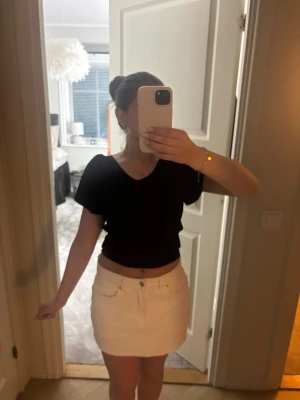 Svart topp - Topp från vero Moda i storlek m men passar mig som vanligtvis har storlek xs/s