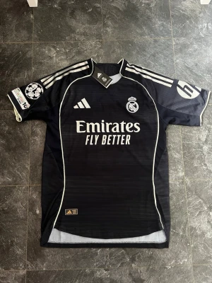 Fotbollströja - Real Madrid bortaställ 25/26   Valverde 8