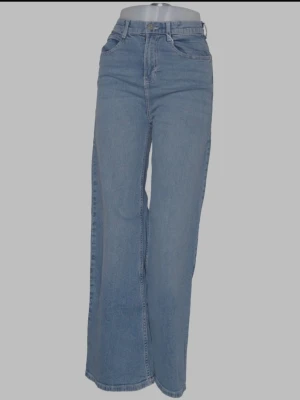 Blåa vida high waist jeans - Säljer ett par ljusblå jeans med hög midja och vida ben i storlek xs från S.Oliver. midjemåttet är 62cm och innerbenslängden är 77cm. Jag har köpt dessa jeans från Sellpy men har tvättat dom och är endast testade.