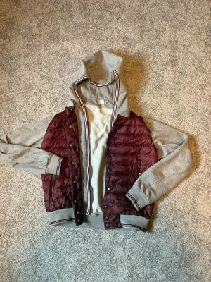 Moncler cardigan - Sjukt fet moncler cardigan i storlek m. Storlek M men sitter väldigt liten i storleken så passar xs. Sjukt sällsynt och pris kan diskuteras.