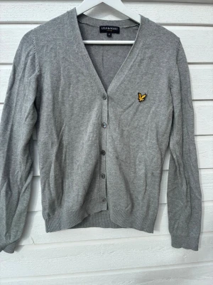 Grå cardigan från Lyle & Scott - Grå cardigan Lyle & Scott storlek S 