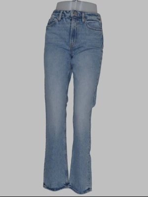 Ljusblå bootcut jeans med hög midja - Säljer ett par ljusblå bootcut jeans med hög midja i storlek S/36 i modellen slim straight och de är ifrån H&M. Jag köpte dessa från Sellpy men de passar inte mig, jag har tvättat och de är endast testade. Midjemått är 68cm och innerbenslängd är 79cm.