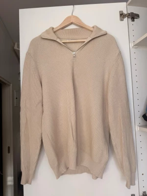 ZARA halv zip - Halv zip från Zara i gott skick! Säljer pga storlek