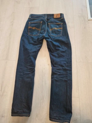 Nudie Jeans  - Schyssta nudies. De sitter lite mer åt det slim hållet även fast det är en straight modell. De är även gjorda av ohanterat bommul vilket gör att du kan lättare göra dina egna unika fades under tiden. Varsamt använda. Skriv vid funderingar😊👍