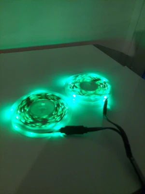 20m LED-ljusslinga RGB med USB-kontakt - 10m x 2 rullar flexibla LED-ljusslingor som kan lysa i olika färger som grönt och rött. Slingorna har USB-kontakt för enkel anslutning och är tillverkade i plast med transparent hölje. Perfekt för att skapa stämningsbelysning i rummet eller bakom TV:n.