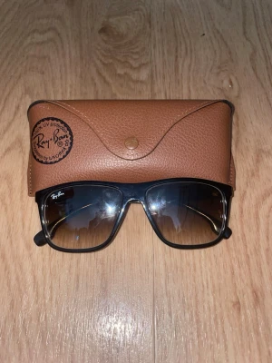 Ray-Ban boyfriend solglasögon metall - Snygga svarta solglasögon från Ray-Ban med metallbågar och klassisk design. Kommer med originalbrunt fodral i skinn. Perfekta för dig som vill ha en tidlös och stilren look.