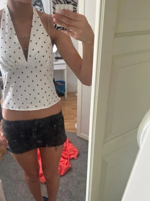 prickig halterneck topp - Säljer en prickig topp med halterneck och v ringning. Perfekt för varma dagar och somriga outfits. Aldrig använd🩷