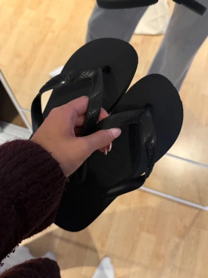 Havaianas  - Snygga svarta havaianas flip flops, använda en gång i ca 10 min men tyvärr för stora för mig❤️ skriv vid frågor!