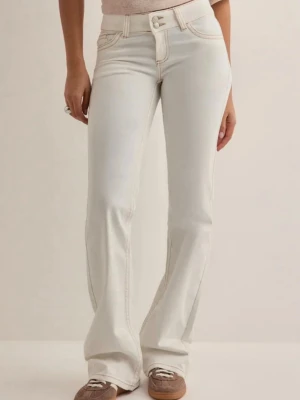 Vita bootcut jeans lowwaist Nelly - Snygga vita bootcut jeans med låg midja som inte kommer till användning. Nyskick aldrig använda utan prislapp. Ord.pris 699kr