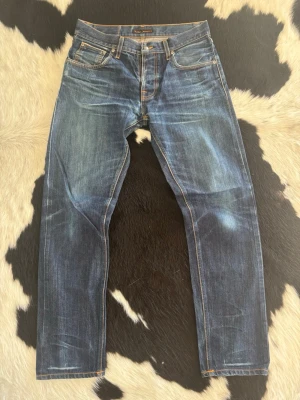 Nudie Jeans Sharp Bengt Selvage - Tjena, säljer nu dessa riktigt feta Nudie Sharp Bengt selvage Jeansen.| Byxorna är i väldigt bra skick och har snygga lagningar och grymma fades som börjar blomstra.| Storleken på byxorna är W30 och L32.| Bara att höra av er vid frågor eller funderingar
