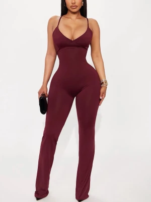 Vinröd Jumpsuit - Vinröd jumpsuit från fashion nova. Aldrig använd köpte fel färg. Köpt för 725kr med frakten/tull osv.