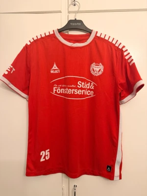 Kalmar FF. PSG Neymar Jr matchtröja blå/röd, Juventus Ronaldo tröja - Neymar t shirt XS-50kr. Kalmar FF S-M 250kr. Ronaldo Juventus XS-50kr