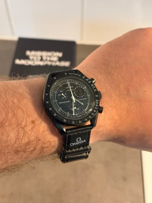 Omega x Swatch  - Den är använd några gånger bara så fortfarande i väldigt bra skick!