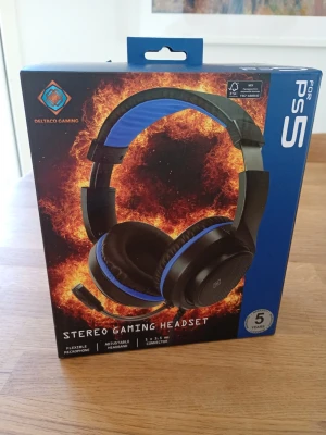 Deltaco Gaming Headset PS5 (NYTT) - Säljer ett helt nytt oöppnat Gaming Headset till PlayStation 5 som aldrig kom till användning. Kvitto kan fås på mejl.  Nypris: 336 SEK Mitt pris: 249 SEK  Skriv vid frågor och se gärna mina andra annonser! Skapar gärna deals och paketpriser för just dina behov!   Skickas snabbt och spårbart med alla möjliga fraktsätt