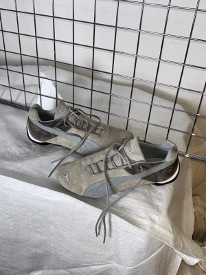 Puma sneakers, vintage  - Denna vara kommer att auktioneras ut på på Humana x Plick Live den 25 juni klockan 19:30