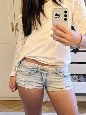 Ljusblåa lågmidjade shorts - Superfina jeans vintage shorts från märket Garage 💕, relativt använda men i god kondition. Storlek 00 - motsvarar ca XS-S. 