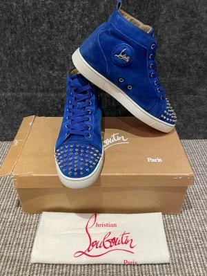 Christian Louboutin skor  - Hej, säljer nu dessa svin snygga Christian Louboutin skor. Skorna är i grymt skick!  Begränsat antal boxar och dustbag. Hör av dig vid frågor.