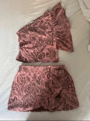 Rosa mönstrat set från Zara - Jätte fint sett från Zara i storlek M men sitter som S.  Kjolen har prislapp kvar och toppen är endast testad men har råkat rycka av prislappen❤️