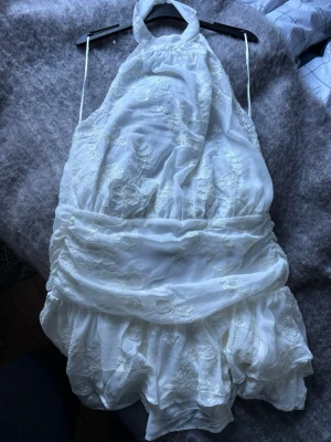 Vit halterneck klänning - Vit kortklänning med halterneck och dragkedja baktill, aldrig använd 