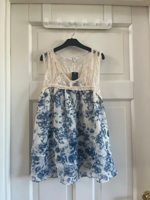 Sommrig topp från Miss Me - Jätte söt topp från Miss Me med volanger💕Aldrig använd och helt ny med lappen kvar. Storlek M men passar även en S och XS!