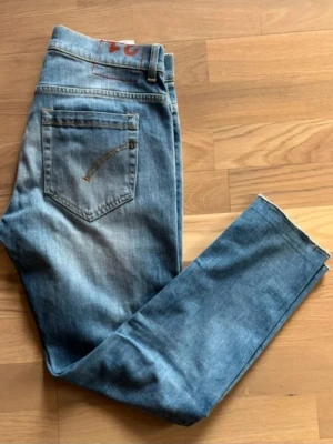 Dondup jeans [george] - Ljusblå jeans i snygg tvätt med slim/straight fit. Bekväma och sitter bra, passar till nästan allt. Bra skick. Stilren design med detaljer på bakfickan och clean look längst ner på benen. Perfekta till vardag eller outfit.