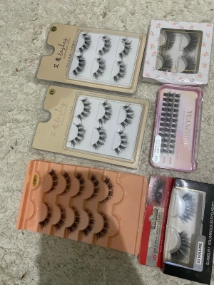 Mix av lösögonfransar i olika stilar alla för 99kr - Säljer flera paket lösögonfransar i olika modeller och längder. Fransarna är svarta, voluminösa och finns både som hela remsor och individuella fransar. Perfekt för att skapa allt från naturliga till dramatiska ögonlooks.