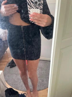 Svart kortkjol med dragkedja - högmidjad kjol från H&M med dragkedja framtill🩷