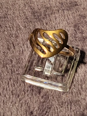 Guldfärgad ring med organisk design - Snygg guldfärgad ring i metall med ett öppet, organiskt mönster som påminner om blad eller vågor. Ringen har en modern och unik look som sticker ut och passar perfekt för dig som gillar statement-smycken. Ingen märkning syns på ringen.