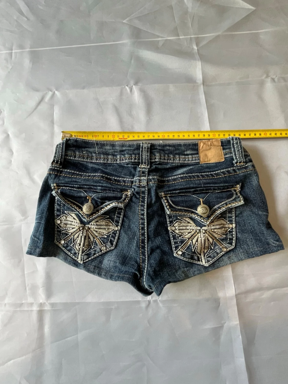 Blå jeansshorts med broderade fickor w27