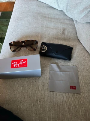 Rayban boyfriend  - Hej! Säljer nu ett par helt nya rayban boyfriend som passar perfekt nu till sommaren. Alla boxar och så tillkommer plus lite annat som inte syns på bilden. Pris går att diskutera vid snabb affär. Tveka inte att höra av dig vid frågor. MVH