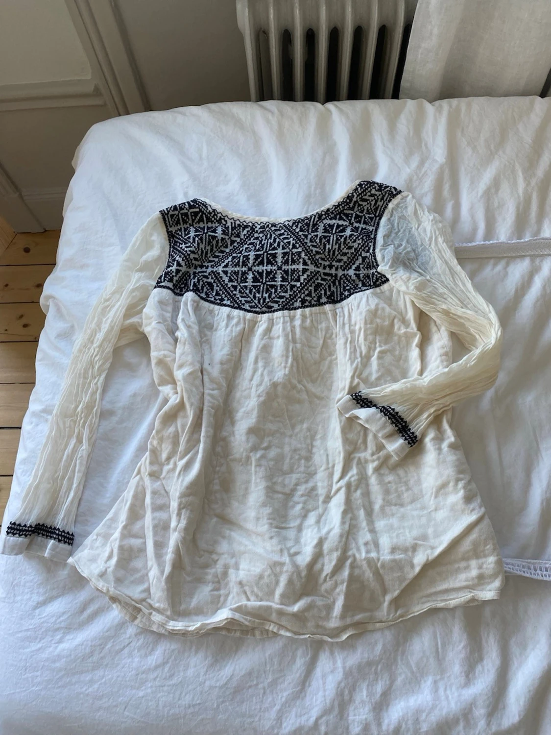Vit blus med svart broderi - 1