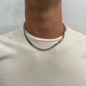 Silverfärgat kedjehalsband - 6mm - Snyggt halsband i silverfärgad metall med en klassisk, tät kedjedesign. Halsbandet har en stilren och modern look som passar perfekt till olika outfits. Materialet ger en cool och tidlös känsla. Perfekt accessoar för dig som vill ha något enkelt men ändå iögonfallande.