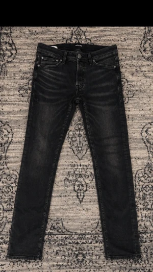 Jack & Jones Slim Glenn - Snygga svarta slim fit jeans med tvättade detaljer. Klassisk femficksmodell. Jeansen har smal passform och raka ben, perfekta till en avslappnad streetstil.                       Nypris: 900kr                                              Storlek:W28 L30 