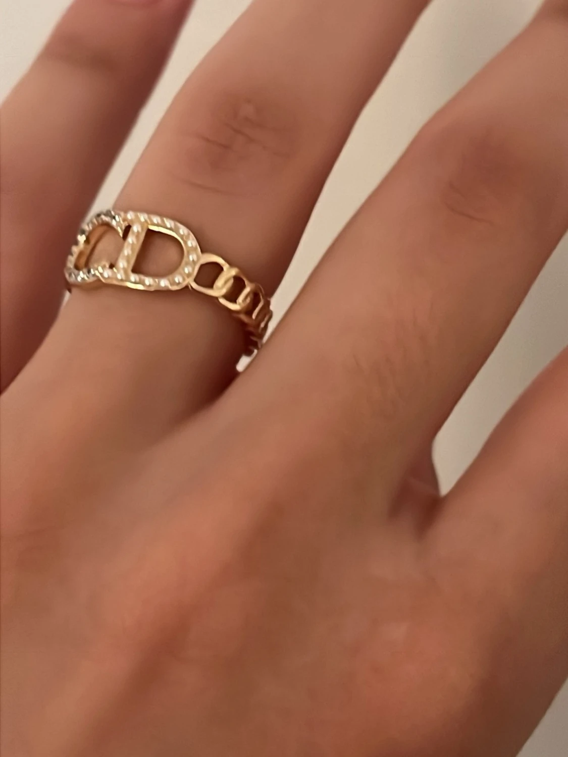 Guldfärgad ring med stenar och pärlor - 1