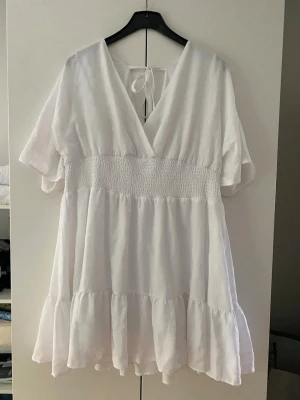 Vit klänning  - Köpt på Vinted men endast testad av mig och jag har inte hittat några speciella skador på den. Original påse finns. Den har ett luftigt tyg med ett fint fall ner. Stl 52. 